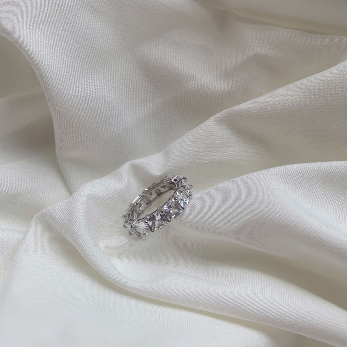 Angela Jewelry]Eleganter Tennisring im Prinzessschliff