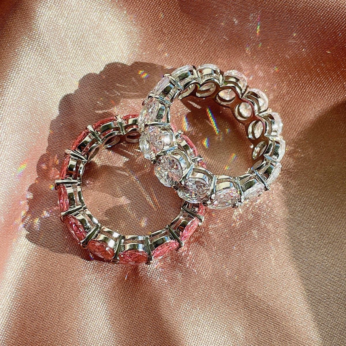 Angela Jewelry]Zierlicher, länglicher Tennisring im Kissenschliff