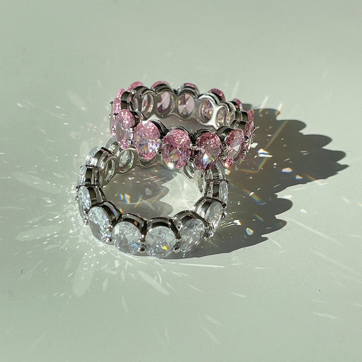 Angela Jewelry]Zierlicher, länglicher Tennisring im Kissenschliff