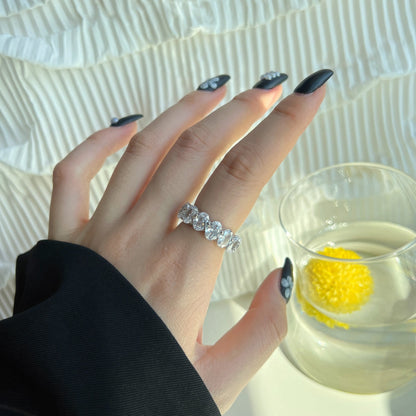 Angela Jewelry]Zierlicher, länglicher Tennisring im Kissenschliff