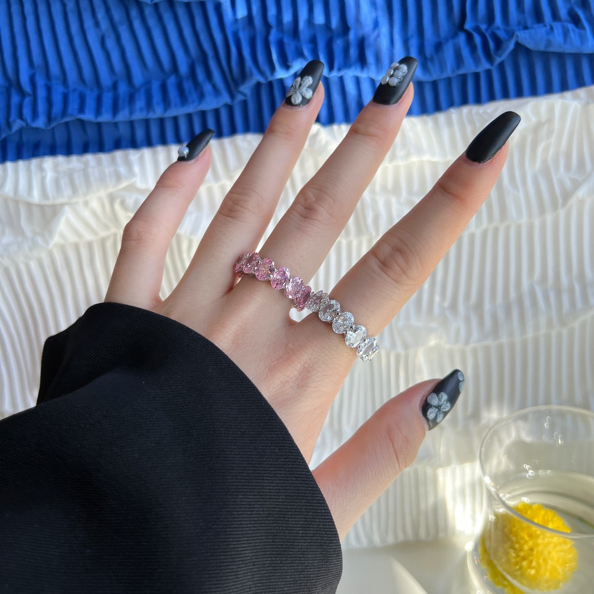 Angela Jewelry]Zierlicher, länglicher Tennisring im Kissenschliff
