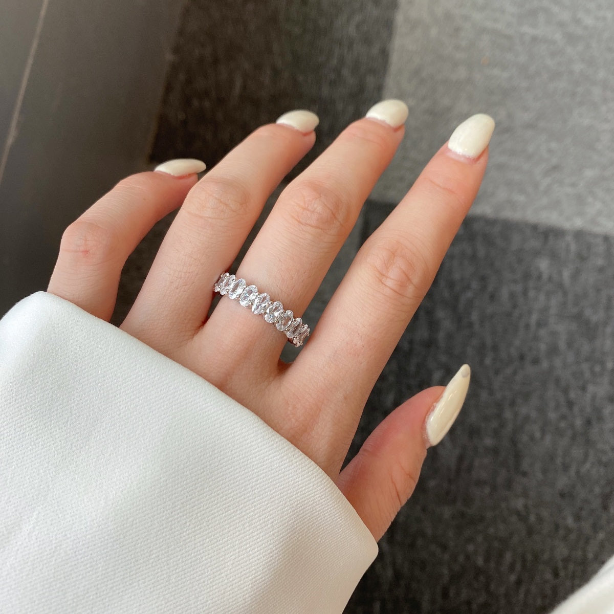 Angela Jewelry]Verzierter Tennisring im Ovalschliff