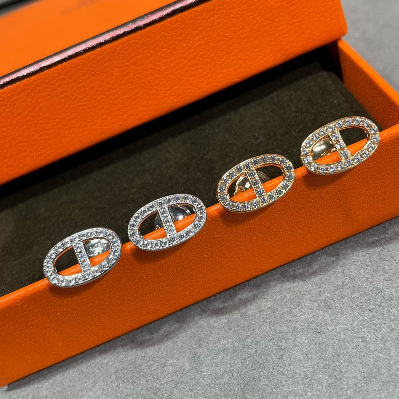 [Angela Schmuck]HM VOLLE DIAMANT-OHRSTECKER MIT SCHWEINENASEN