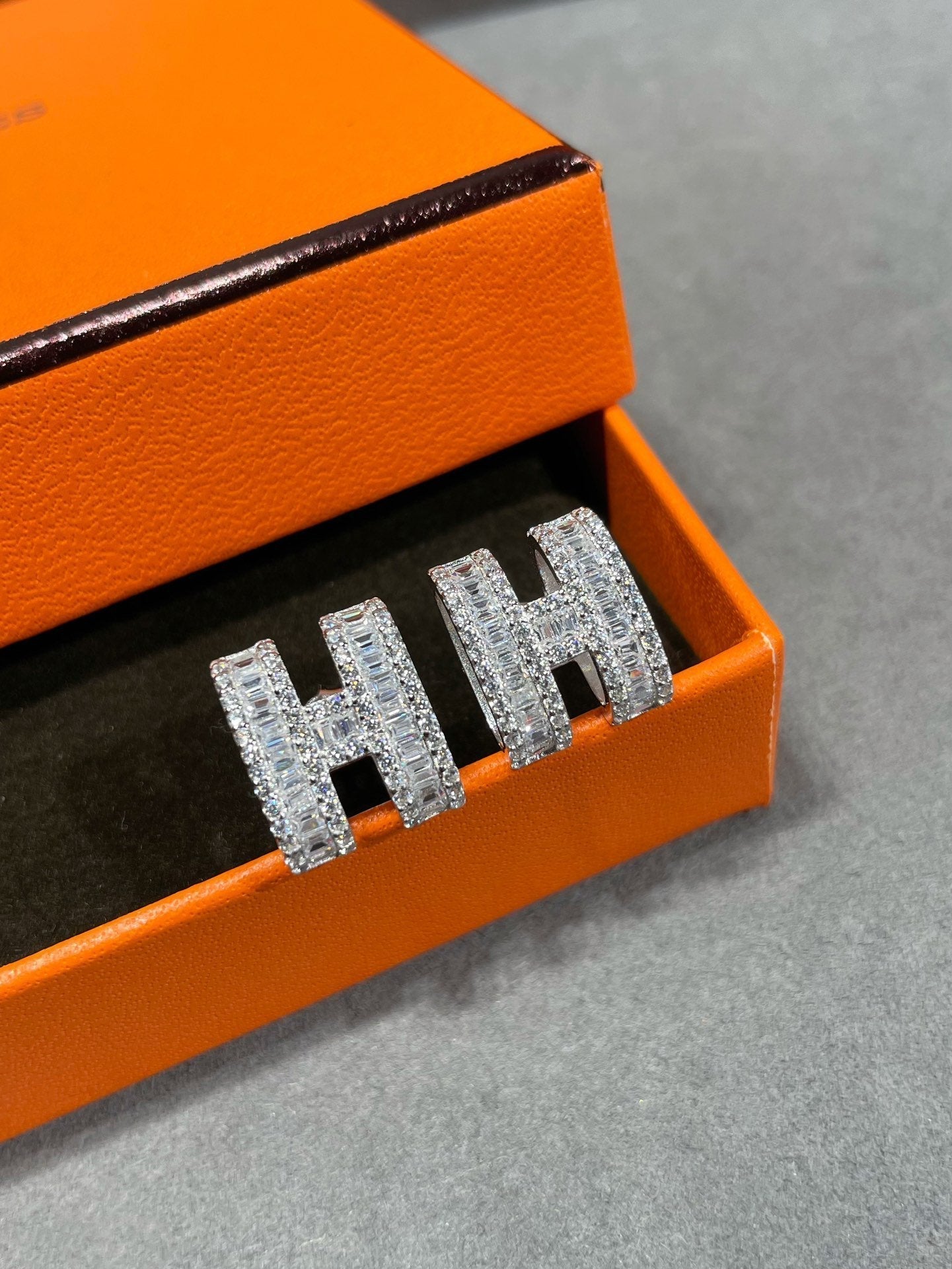 [Angela Jewellery]H Ohrstecker mit silbernen Diamanten