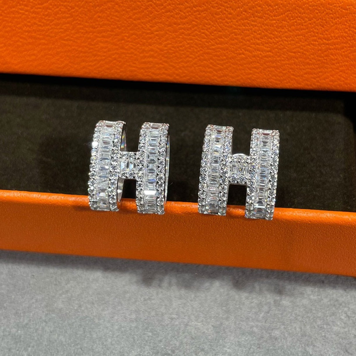 [Angela Jewellery]H Ohrstecker mit silbernen Diamanten