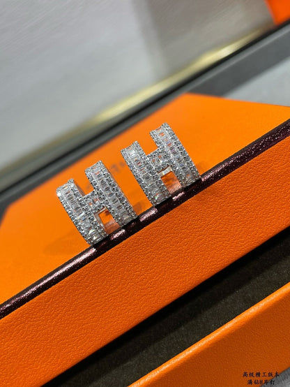 [Angela Jewellery]H Ohrstecker mit silbernen Diamanten