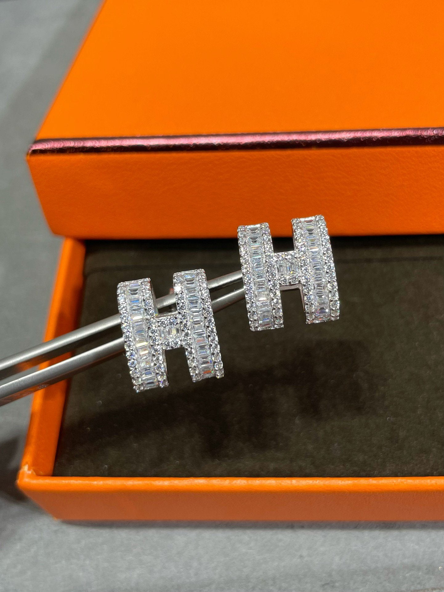 [Angela Jewellery]H Ohrstecker mit silbernen Diamanten