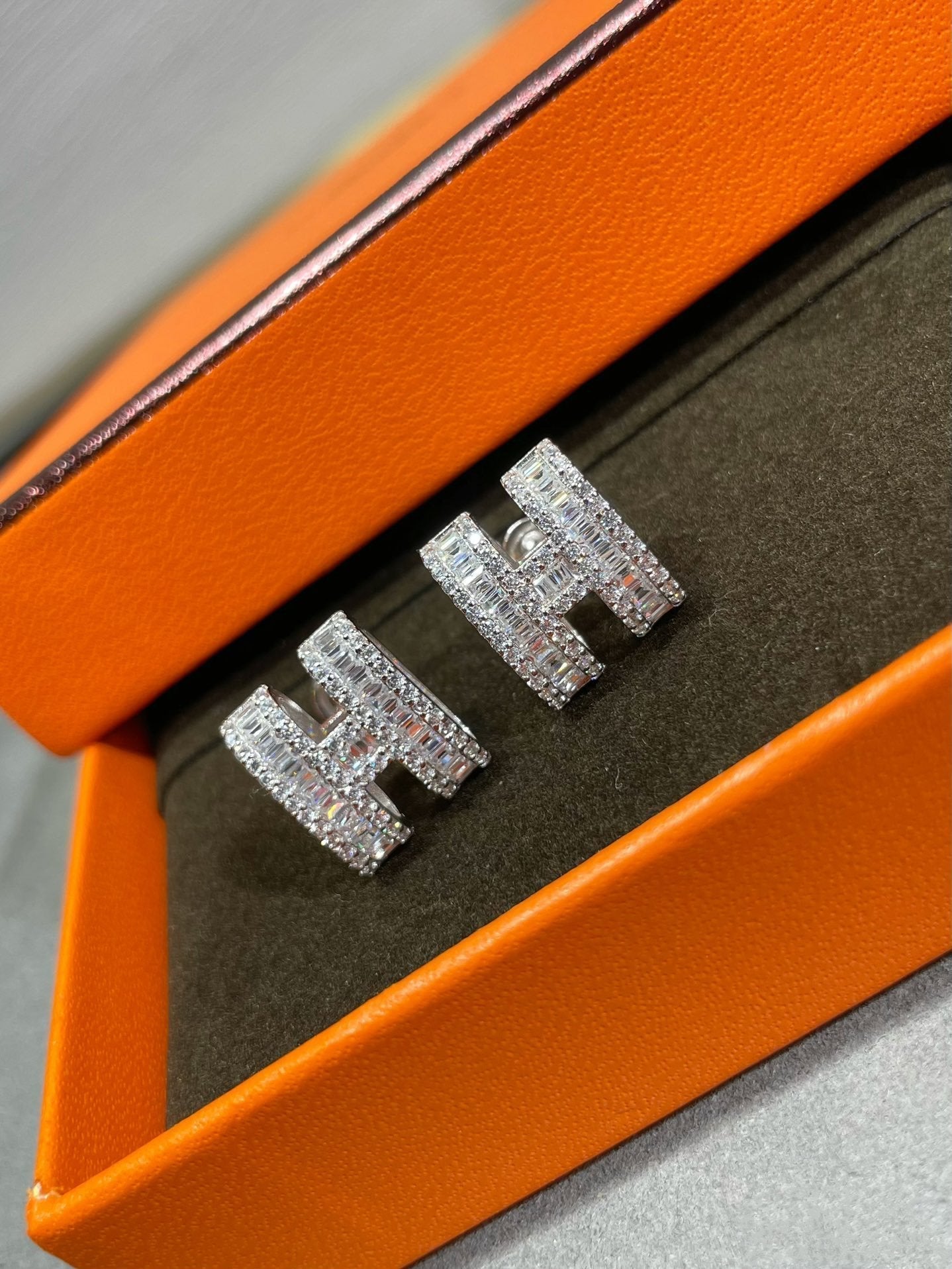 [Angela Jewellery]H Ohrstecker mit silbernen Diamanten