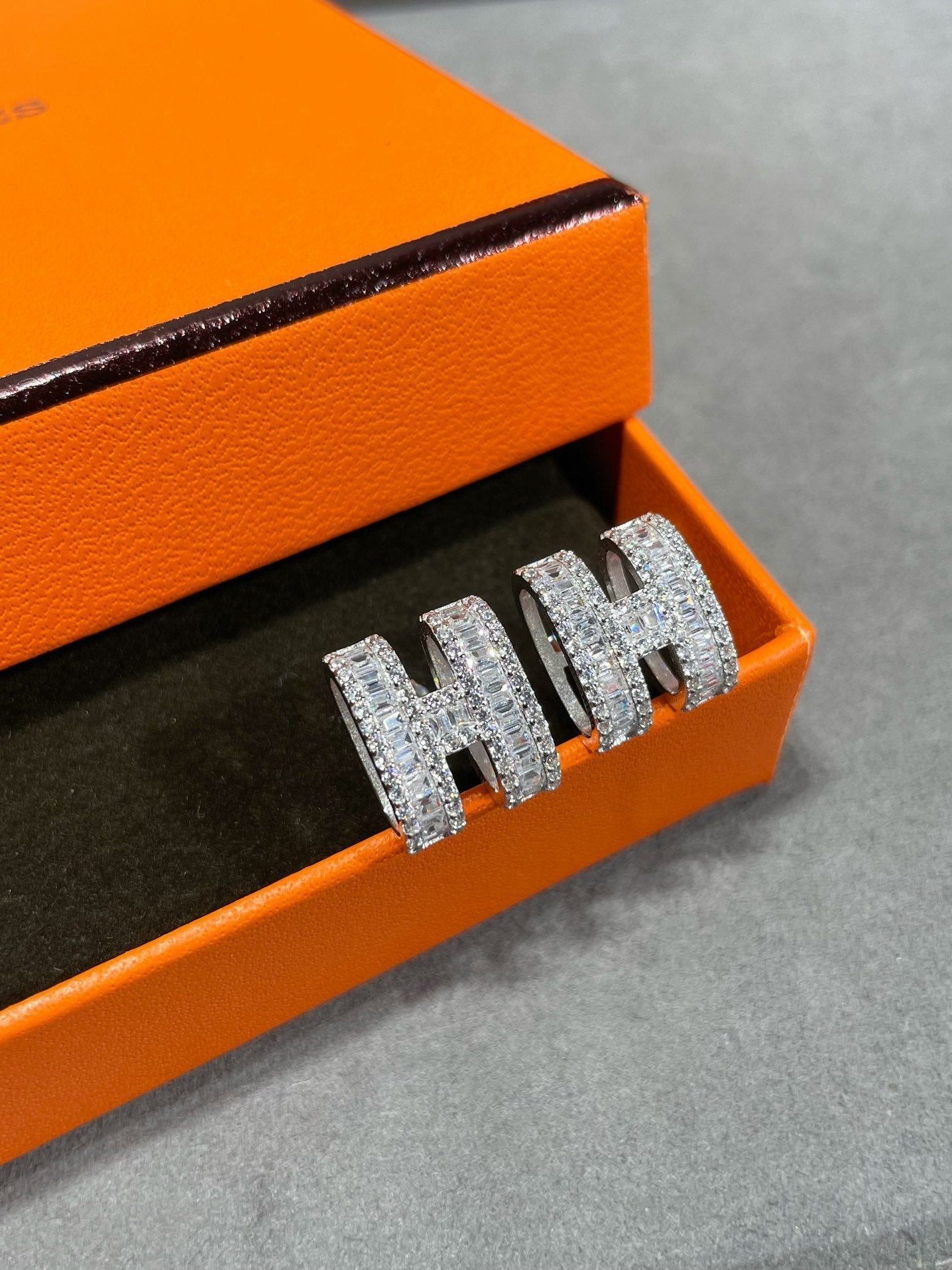 [Angela Jewellery]H Ohrstecker mit silbernen Diamanten