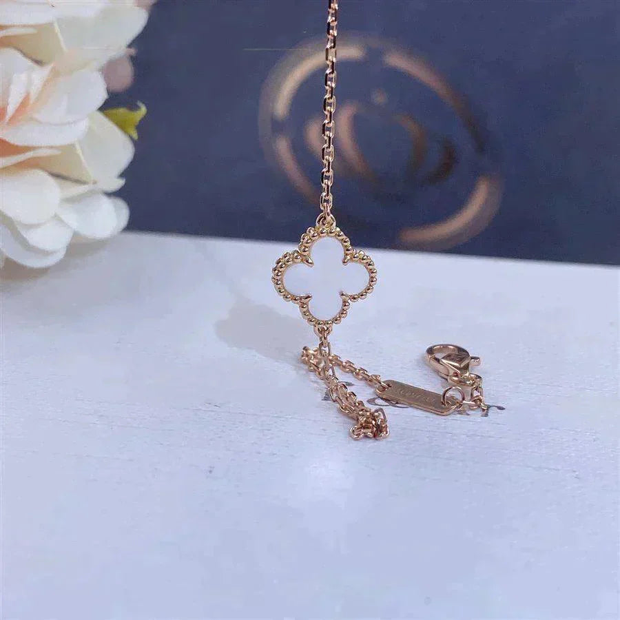 [Angela Schmuck]KLEE WEISSES MOP-ARMBAND MIT EINZELNER BLUME