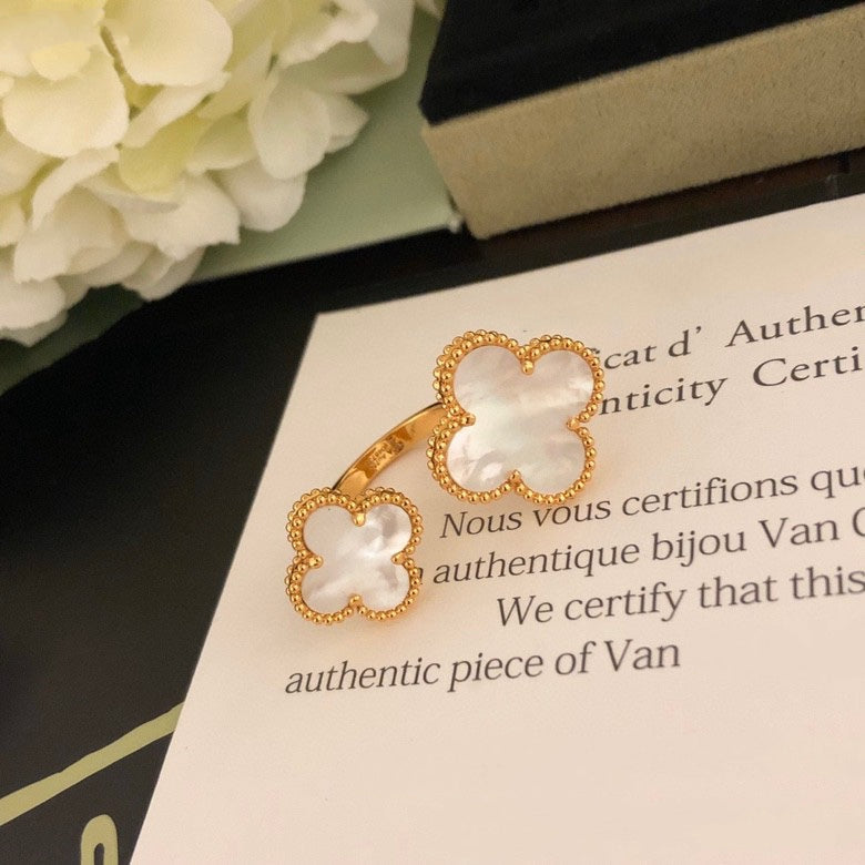 [Angela Jewellery] KLEEBLATT ZWISCHEN DEN FINGERRING