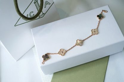 [Angela Jewellery] Armband aus Roségold mit Kleeblatt-Motiven und dunklen Perlmutt- und Diamanten 