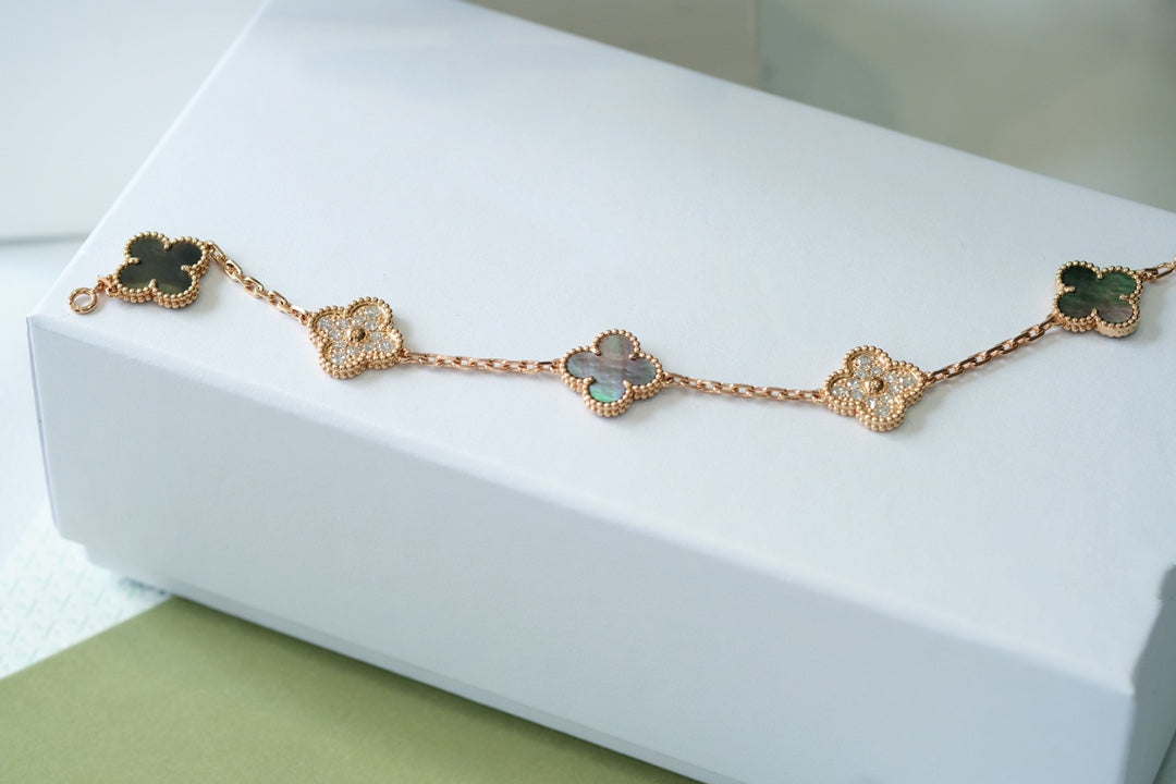 [Angela Jewellery] Armband aus Roségold mit Kleeblatt-Motiven und dunklen Perlmutt- und Diamanten 