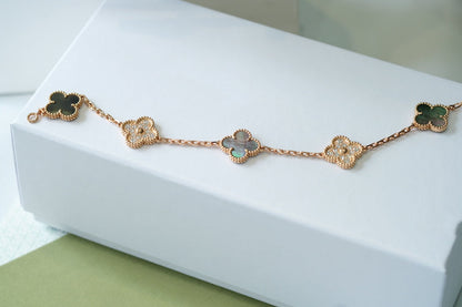 [Angela Jewellery] Armband aus Roségold mit Kleeblatt-Motiven und dunklen Perlmutt- und Diamanten 