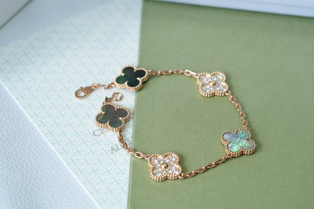 [Angela Jewellery] Armband aus Roségold mit Kleeblatt-Motiven und dunklen Perlmutt- und Diamanten 