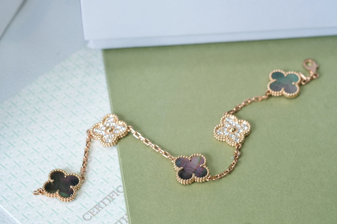 [Angela Jewellery] Armband aus Roségold mit Kleeblatt-Motiven und dunklen Perlmutt- und Diamanten 
