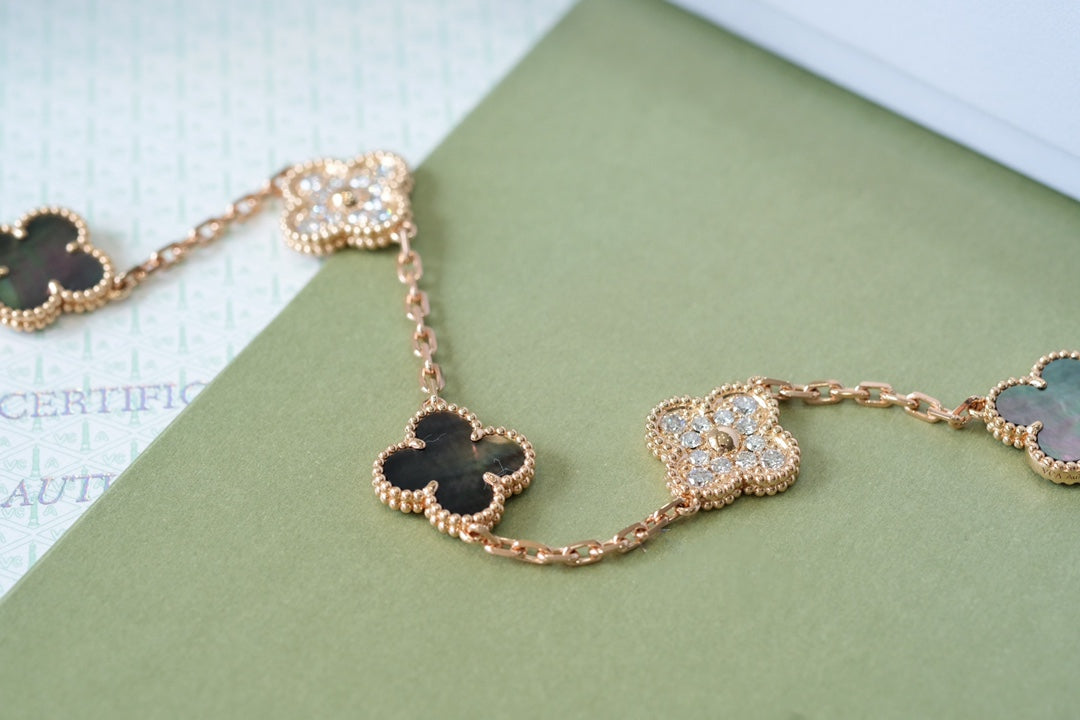 [Angela Jewellery] Armband aus Roségold mit Kleeblatt-Motiven und dunklen Perlmutt- und Diamanten 