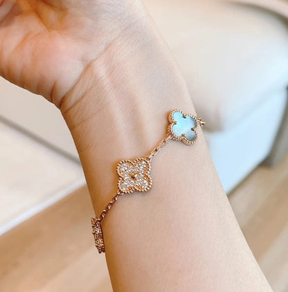 [Angela Jewellery] Armband aus Roségold mit Kleeblatt-Motiven und dunklen Perlmutt- und Diamanten 